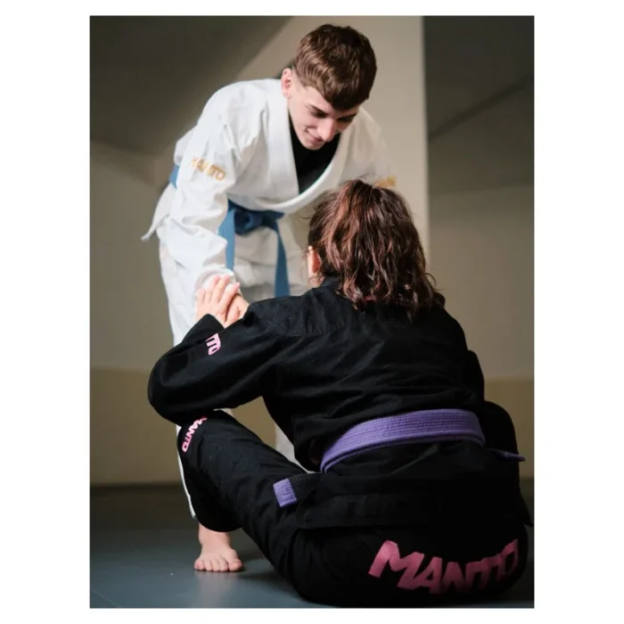 manto-kimonogi-bjj-rise-20-biale (4) manto-kimonogi-bjj-rise-20-biale (4)